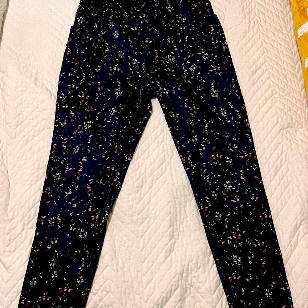 Blue leggings, only worn once, pockets, pocket with zipper, from Kohls